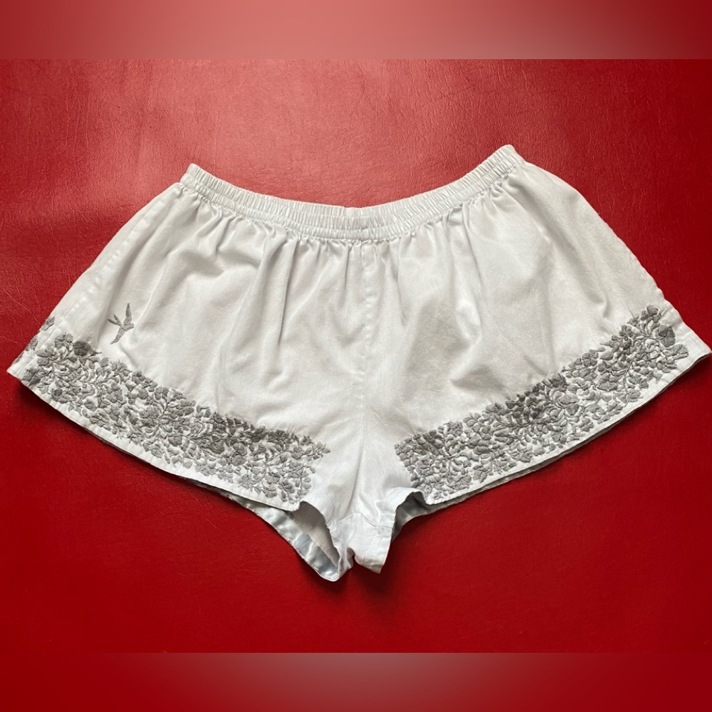 Mi Golondrina embroidered white shorts size medium